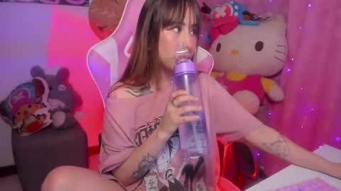 Snapshot of waifu_aika chatting on November 19, 6:35 am AIKA online show from November 19, 6:35 am