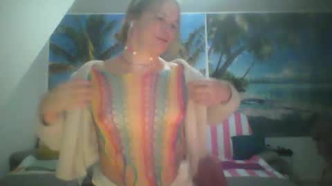 Snapshot of wannafeelitall chatting on December 28, 8:58 pm Emilia inst  online show from December 28, 8:58 pm