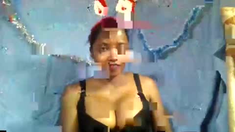 Snapshot of wasselline69 chatting on December 18, 1:17 pm wasselline69 online show from December 18, 1:17 pm