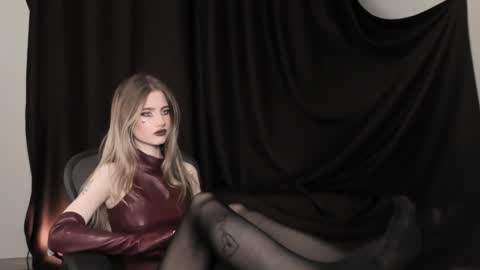 Snapshot of waterfallwoods chatting on December 21, 8:43 am waterfallwoods online show from December 21, 8:43 am