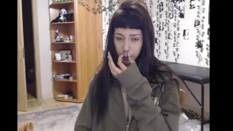 Snapshot of wavy_nights chatting on December 20, 1:34 am Mina online show from December 20, 1:34 am