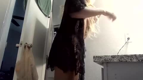 Snapshot of wetkyliecreams chatting on September 9, 4:17 pm Kylie online show from September 9, 4:17 pm