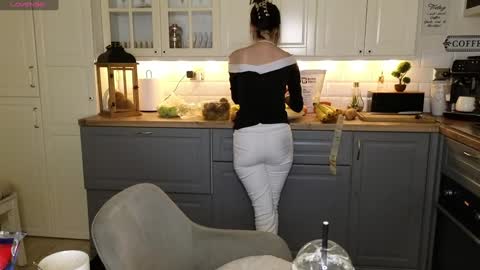 Snapshot of whats_her_name chatting on January 12, 12:44 pm Victoria Maria online show from January 12, 12:44 pm