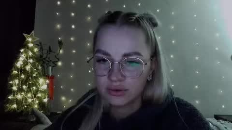 Snapshot of whitehex666 chatting on December 22, 5:10 pm whitehex666 online show from December 22, 5:10 pm