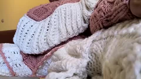 whitesweater online show from April 24, 6:38 am