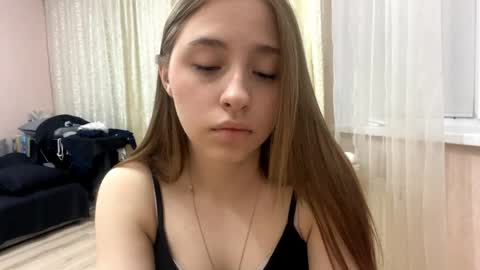 Vicky online show from April 14, 9:10 pm