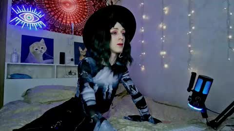 Snapshot of whoalexxa chatting on December 22, 11:07 am Alexa online show from December 22, 11:07 am