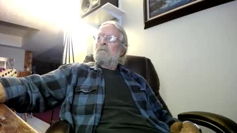 whofcares2 online show from November 18, 7:40 pm