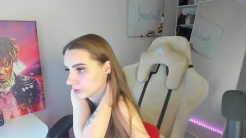 Snapshot of whole_eternity chatting on December 10, 4:13 am Abby online show from December 10, 4:13 am