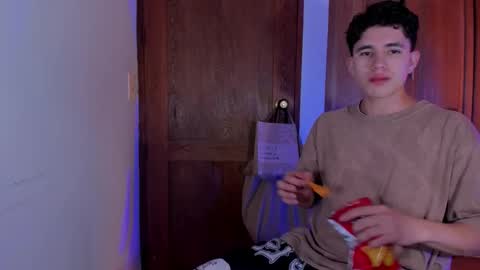 whos_he online show from December 21, 8:16 pm