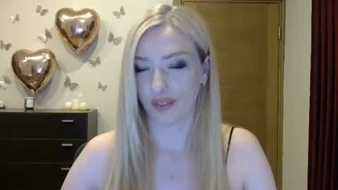 Snapshot of wild_silk_desire chatting on June 22, 4:26 pm Alina online show from June 22, 4:26 pm