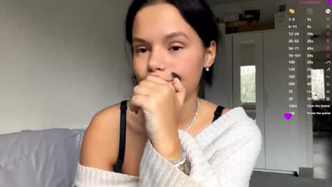 Mia online show from December 5, 8:01 am