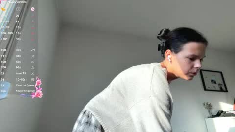 Mia online show from February 7, 3:05 pm