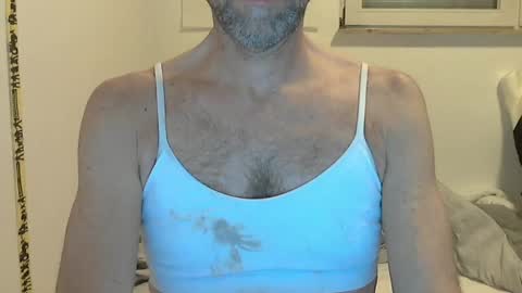 Snapshot of willbillbillwill chatting on April 21, 8:34 pm Lilian online show from April 21, 8:34 pm