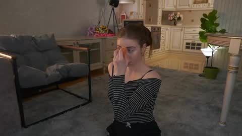 Lillian online show from April 17, 3:20 am