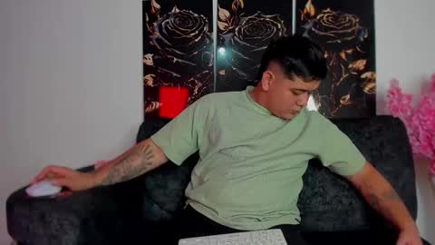 Snapshot of winy_hot chatting on February 18, 5:36 am winy_hot online show from February 18, 5:36 am