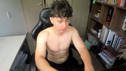 Snapshot of wolker_allan chatting on December 17, 4:02 pm wolker_allan online show from December 17, 4:02 pm