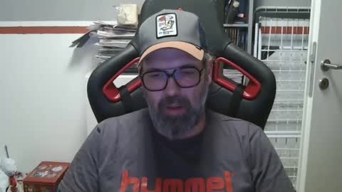 Snapshot of womenizzeer chatting on February 18, 11:08 pm Adam online show from February 18, 11:08 pm