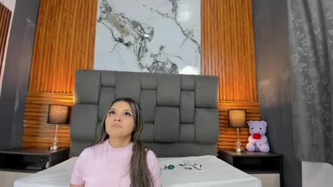 wonderkloe_ online show from April 8, 2:44 am