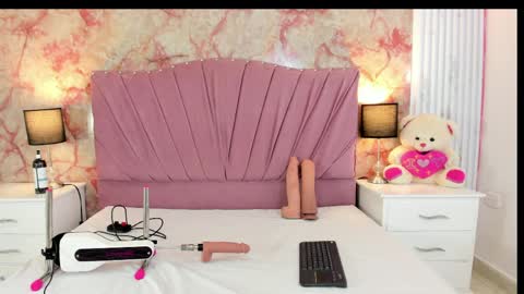 wonderkloe_ online show from April 9, 8:25 pm