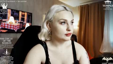 Snapshot of wounded_goddess chatting on October 31, 6:03 am Goddess Sophy online show from October 31, 6:03 am