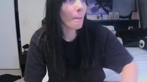Snapshot of wrenleigh chatting on April 22, 4:26 am Crystal Lake online show from April 22, 4:26 am