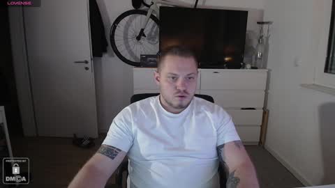 Snapshot of x19marco93x chatting on December 25, 6:30 pm x19marco93x online show from December 25, 6:30 pm