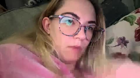 Snapshot of x_dreamgirl_x chatting on December 8, 12:30 pm Mariah online show from December 8, 12:30 pm