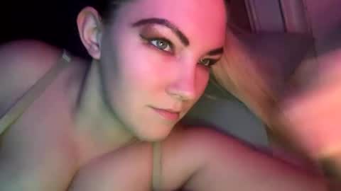 Snapshot of x_dreamgirl_x chatting on December 18, 4:42 am Mariah online show from December 18, 4:42 am