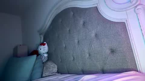 Snapshot of x_dreamgirl_x chatting on January 4, 6:52 am Mariah online show from January 4, 6:52 am