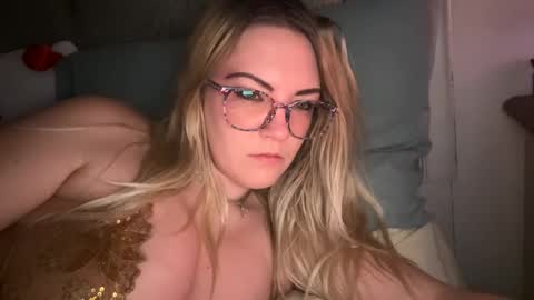 Snapshot of x_dreamgirl_x chatting on February 9, 8:22 am Mariah online show from February 9, 8:22 am