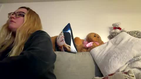 Snapshot of x_dreamgirl_x chatting on October 8, 6:11 am Mariah online show from October 8, 6:11 am