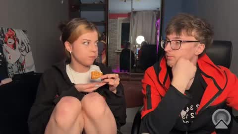 Philipp and Este online show from April 10, 7:51 pm