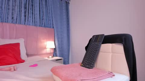 x_milu online show from February 25, 3:05 pm