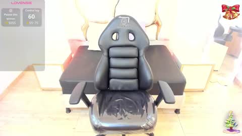 Snapshot of xander_tay chatting on December 4, 11:02 pm ISSANDER online show from December 4, 11:02 pm