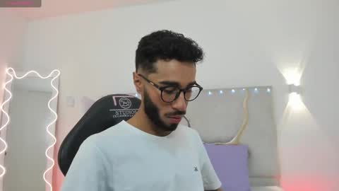 Snapshot of xander_tay chatting on December 12, 8:10 pm ISSANDER online show from December 12, 8:10 pm