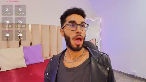 Snapshot of xander_tay chatting on December 19, 1:18 pm ISSANDER online show from December 19, 1:18 pm