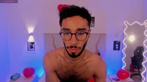 Snapshot of xander_tay chatting on February 14, 7:44 pm ISSANDER online show from February 14, 7:44 pm