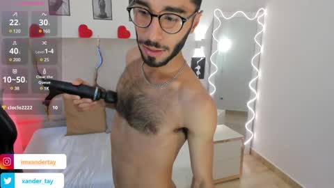 Snapshot of xander_tay chatting on February 17, 8:26 pm ISSANDER online show from February 17, 8:26 pm