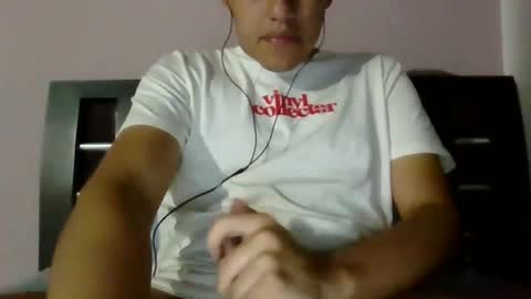 Snapshot of xbasstian_77 chatting on February 6, 12:33 am Sebas online show from February 6, 12:33 am