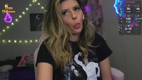 Snapshot of xclusivesecrets chatting on October 17, 7:44 am spoil me here online show from October 17, 7:44 am