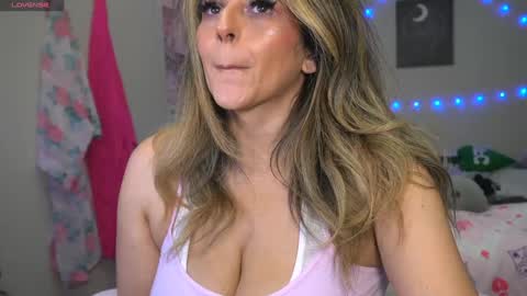 Snapshot of xclusivesecrets chatting on November 29, 11:02 am spoil me here online show from November 29, 11:02 am