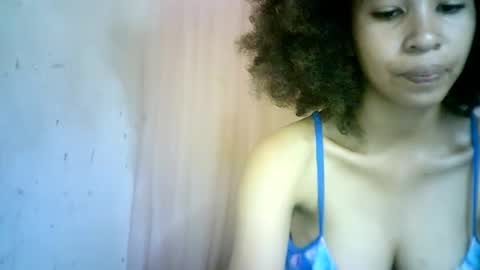 Snapshot of xenna610827 chatting on February 5, 6:35 am xenna610827 online show from February 5, 6:35 am