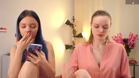 Snapshot of xiaobrunscheen chatting on November 9, 4:22 am Luna and Lina online show from November 9, 4:22 am