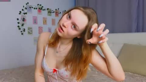 Snapshot of xiaobrunscheen chatting on December 4, 4:11 am Luna and Lina online show from December 4, 4:11 am