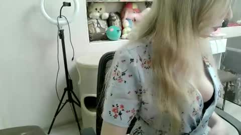 xMilagrosxs online show from April 9, 12:10 pm