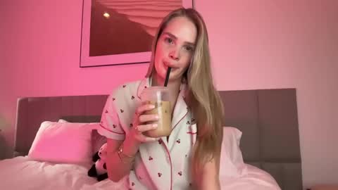 Snapshot of xo_madeline chatting on June 6, 3:11 am madeline online show from June 6, 3:11 am