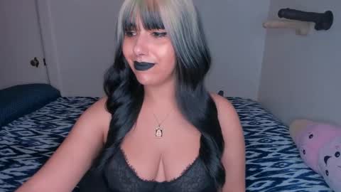 Snapshot of xocurvyrae chatting on February 3, 4:41 pm Rae online show from February 3, 4:41 pm
