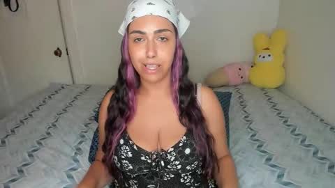 Snapshot of xocurvyrae chatting on May 26, 6:48 pm Rae online show from May 26, 6:48 pm