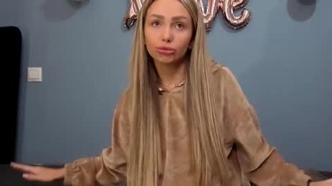 Snapshot of xsexycouples chatting on February 25, 10:39 pm AnnaMaee online show from February 25, 10:39 pm